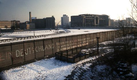 1280px-Berlin_Wall_Potsdamer_Platz_November_1975_looking_east
